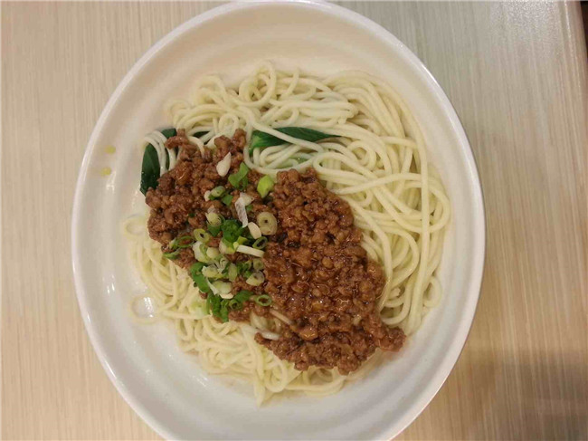 担担面的生意好不好?陈怡顺店面人气高
