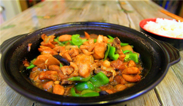 最具人气的美食加盟项目是什么？​ 巴顿爆香鸡米饭超赚钱