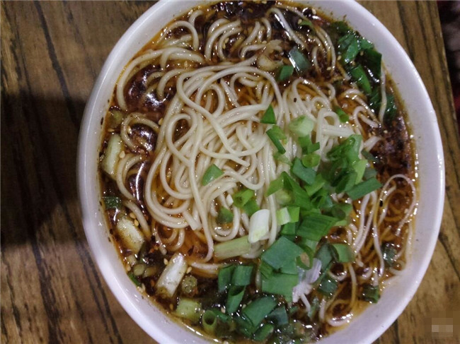 担担面的生意好不好?陈怡顺店面人气高
