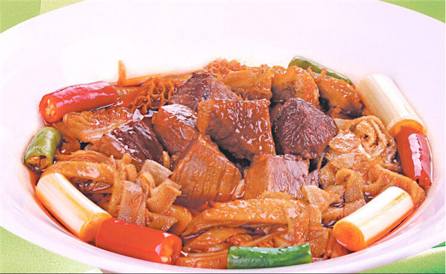 卖香辣牛杂面生意好不好？牛太吉香辣牛杂面店店爆满