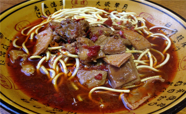 开家小店做什么好？想赚钱就开牛太吉香辣牛杂面