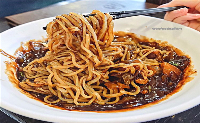 现在学什么赚钱容易点？想要致富就选兴鑫美食三兄炸酱面