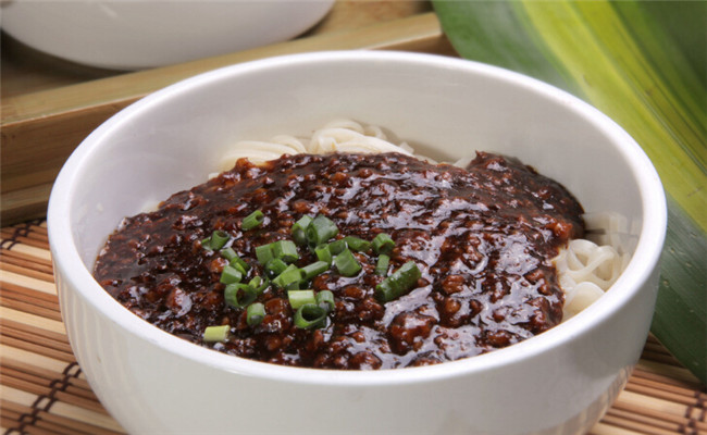 现在学什么赚钱容易点？想要致富就选兴鑫美食三兄炸酱面