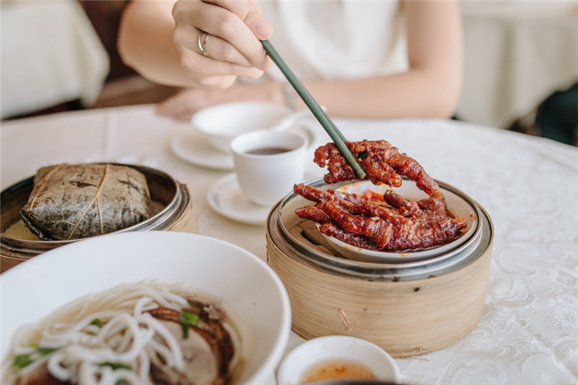 小吃加盟哪家好？小吃加盟邓邓胖姐拌面好不好？