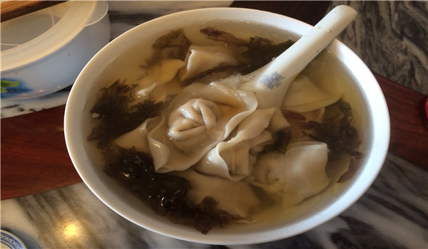 玲珑馄饨排队吃