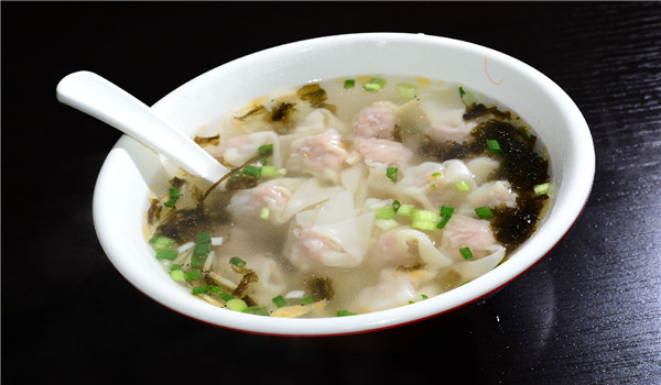 玲珑馄饨排队吃