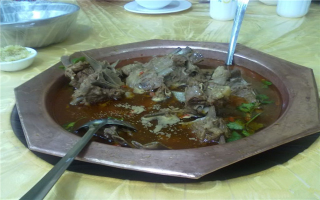 小县城开店热门项目?羊蝎子火锅轻松赚