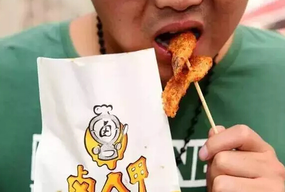 卤人甲只卖鸡爪的小店每天卖出10000只 日流水过万元